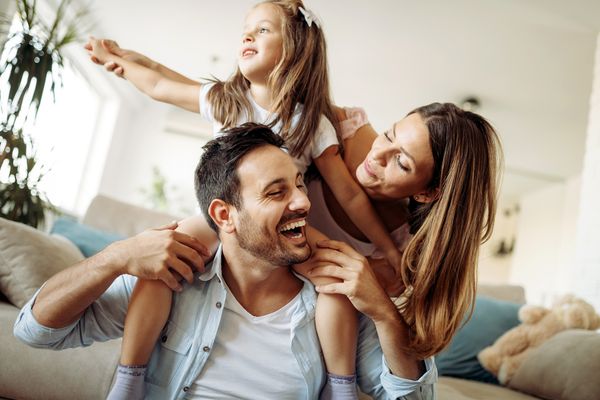 familie-auf-dem-sofa.jpg